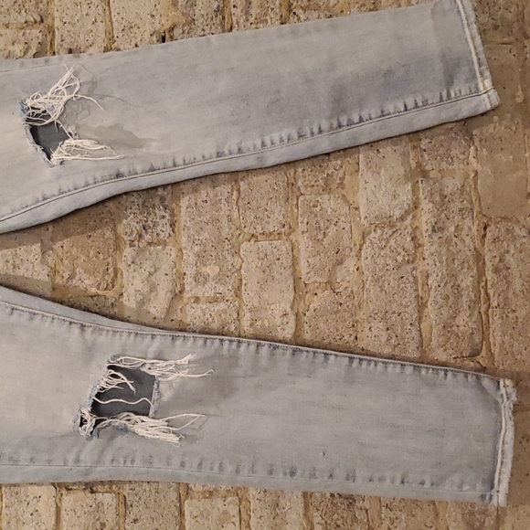 Women's Distressed, Light Denim, Boyfriend Jeans. American Eagle. Size 4. - Picture 3 of 7